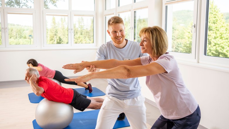 Xundheitswoche, © Moorheilbad Harbach Personen machen Fitnessübungen in einem hellen Raum mit Fenstern.