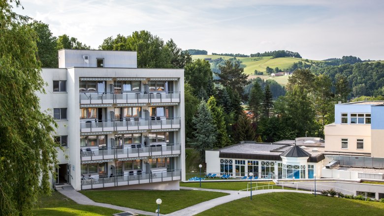Das Parkhotel des Gesundheitsresort Königsberg, © Gesundheitsresort Königsberg Außenansicht des Parkhotels im Gesundheitsresort Königsberg mit umliegender Landschaft.