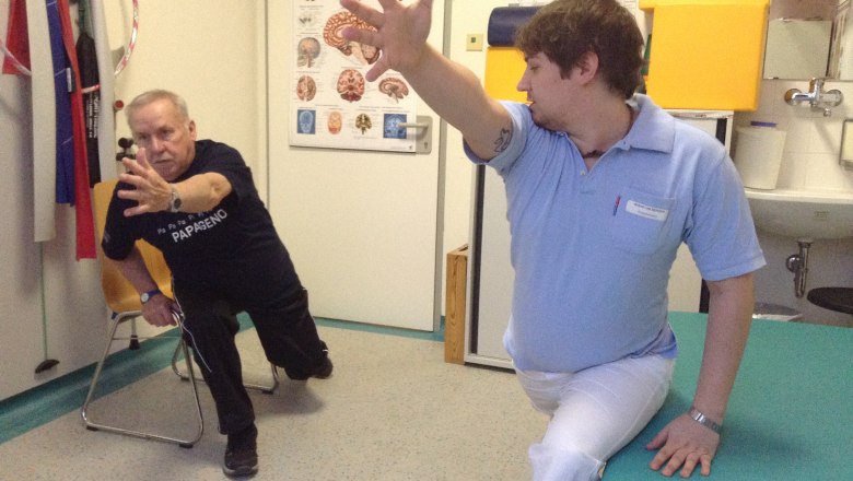 Ein älterer Mann und ein jüngerer Mann machen Dehnübungen.