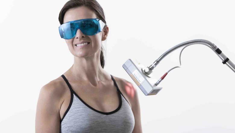 Frau mit Schutzbrille und Lasergerät.