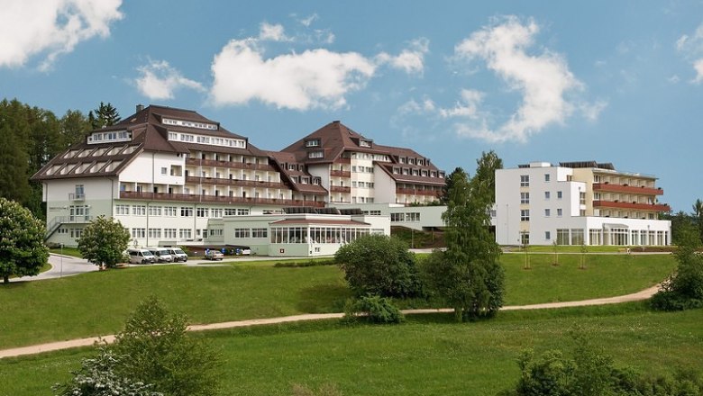 Herz-Kreislauf-Zentrum Groß Gerungs, © Herz-Kreislauf-Zentrum Groß Gerungs Herz-Kreislauf-Zentrum Groß Gerungs vor blauem Himmel.