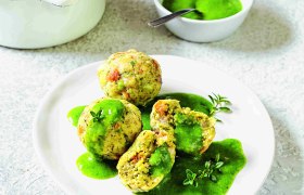 Gartenkräuter-Frischkäseknödel mit Bärlauchcreme, © Frauke Antholz